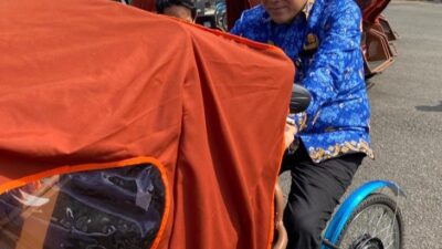 “Tak Sekadar Bantuan, Tapi Penghargaan: Presiden Prabowo Hadir untuk Tukang Becak Lansia”